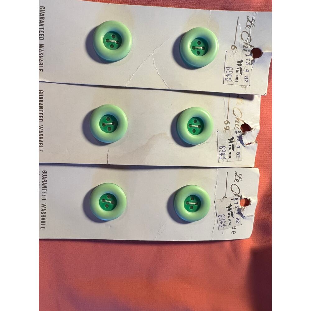 Le Chic 6 Buttons 2-tone Green Mint Size 34 appx. 7/8" recessed